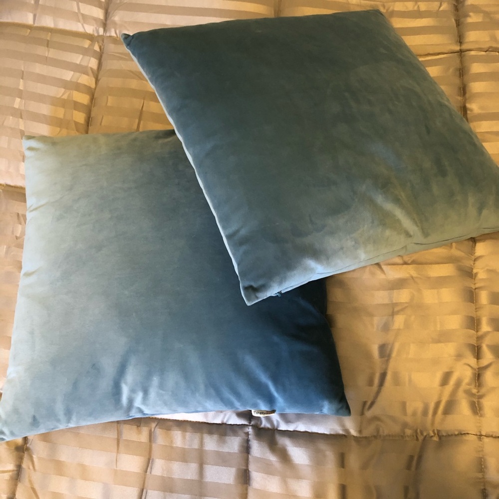 Set of 2 Blue Velvet Pillows 18x18